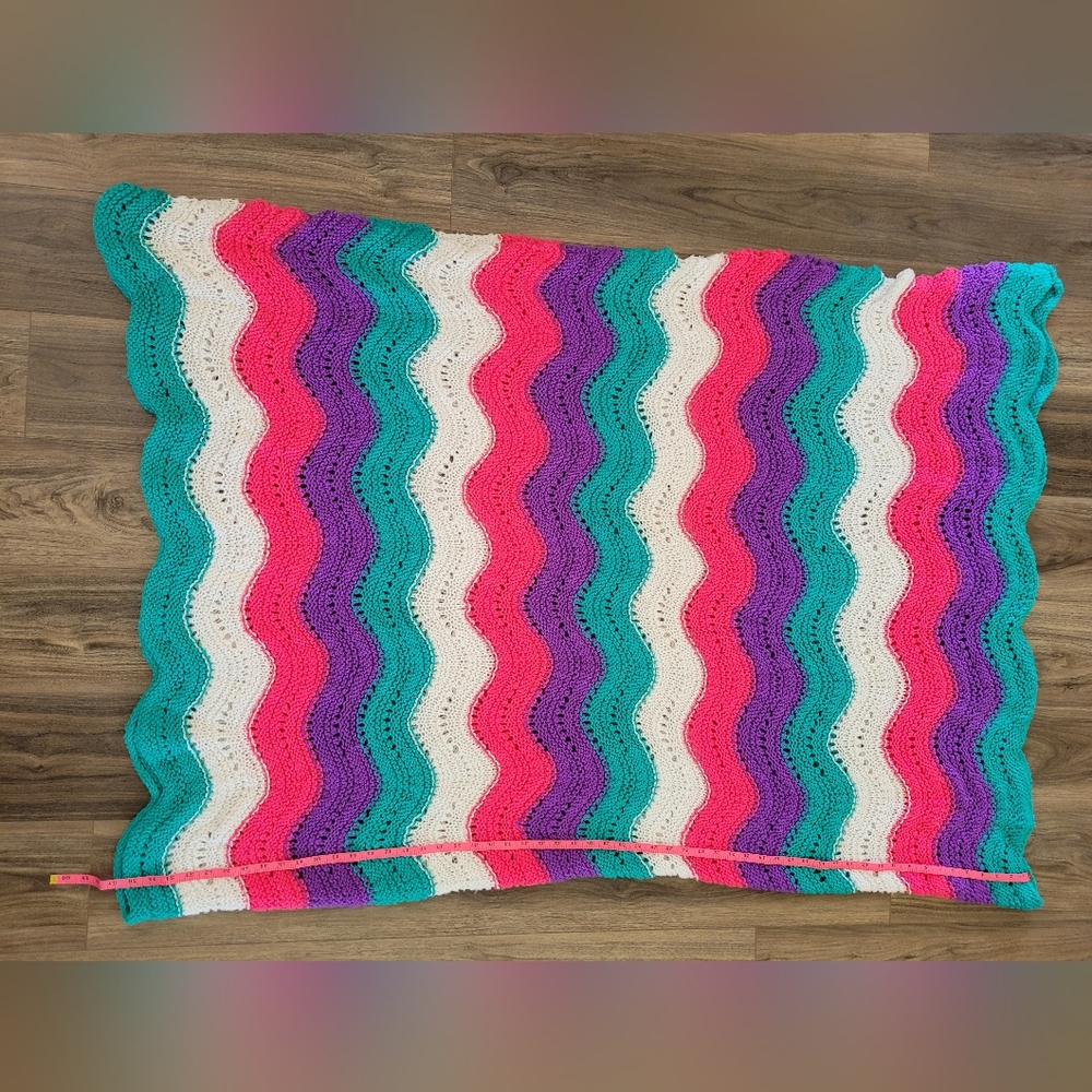 Hand-made Colorful Wave Pattern blanket - Picture 3 of 8